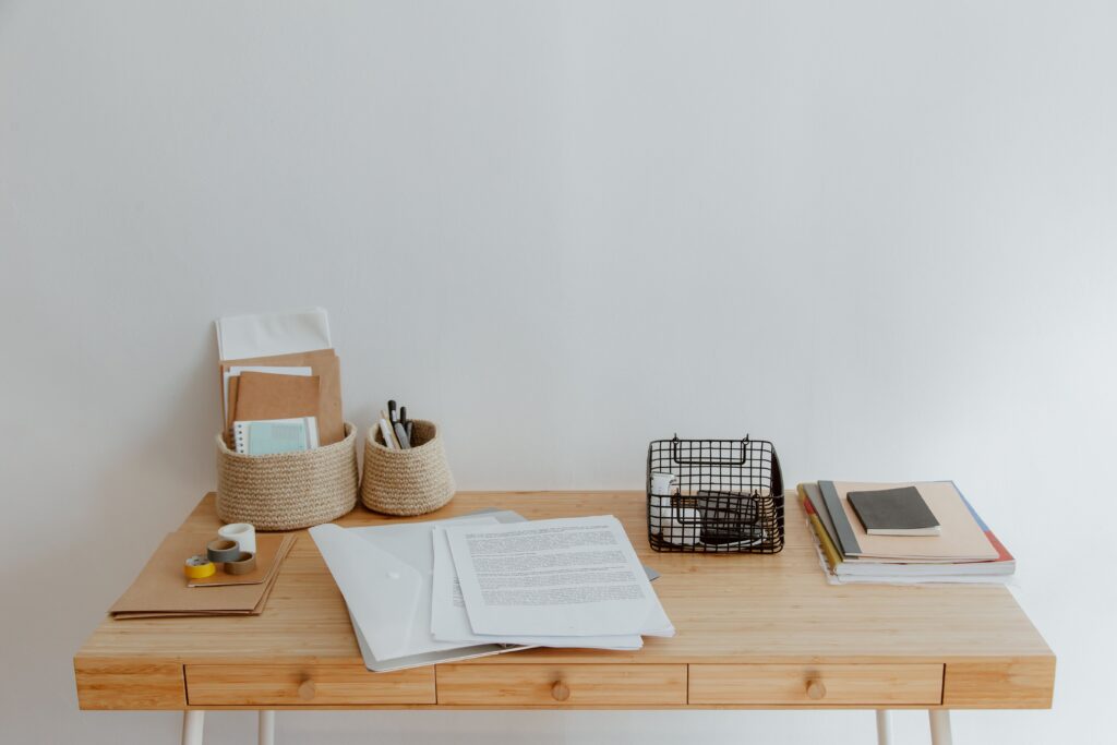 Bureau de travail avec ordinateur pour organiser son administratif